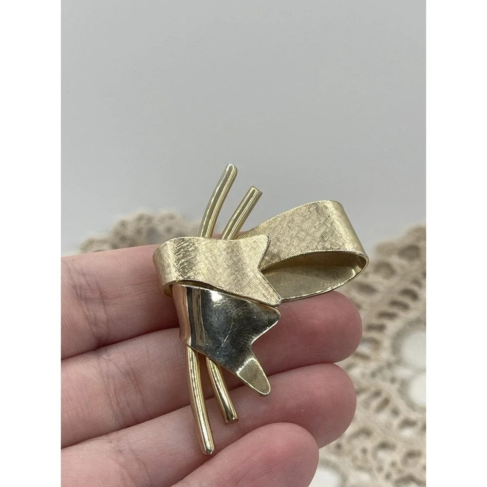 Stylized Bow‎ Ribbon Pin. Gold Toned. Unsigned